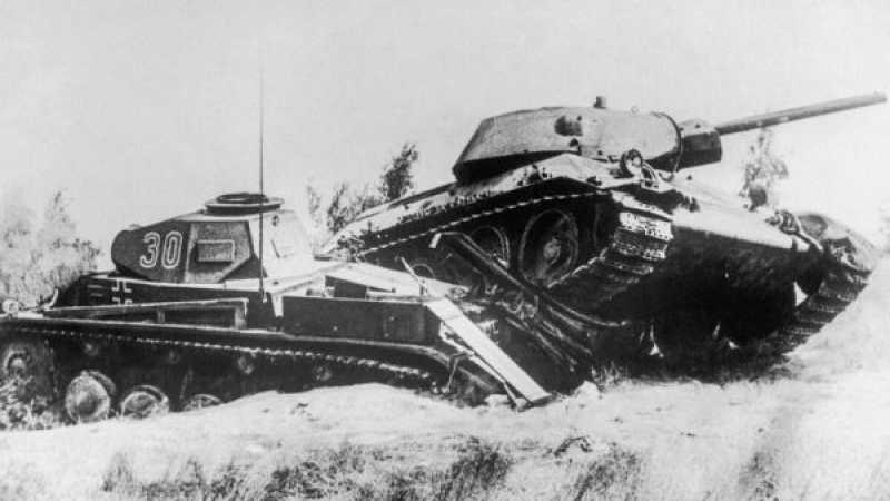 Как наши бесстрашные танкисты таранили вражеские танки и бронепоезда
