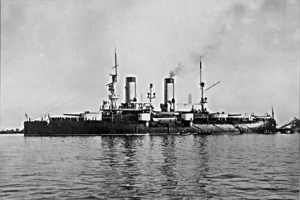 Броненосец Петропавловск.  31 марта 1904 года броненосец подорвался на японской мине вблизи Порт-Артура и затонул. Потеря корабля и гибель находившегося на нём вице-адмирала С. О. Макарова стали трагедией для русского флота