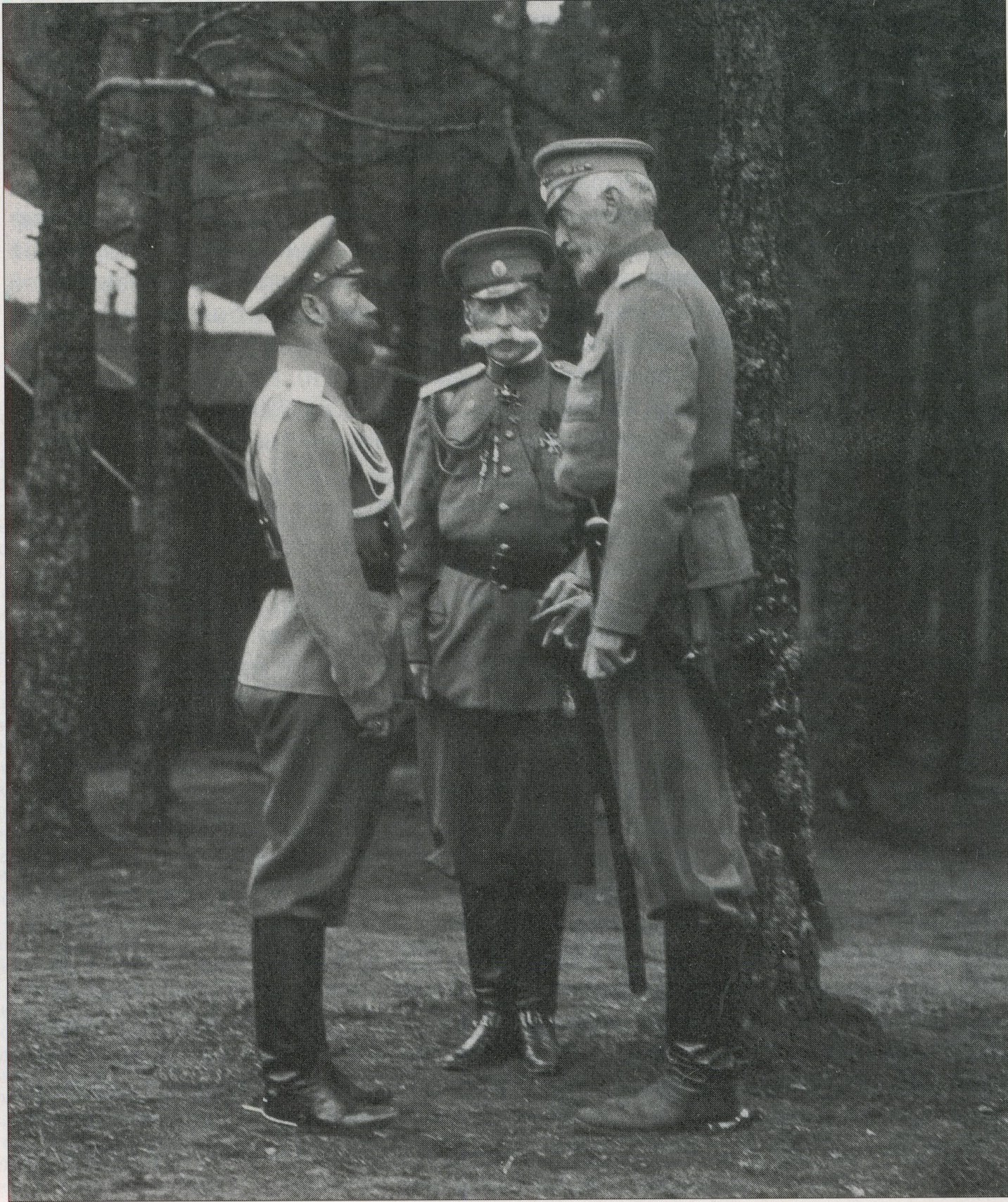 Император Николай 2 с офицерами