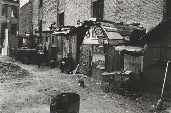 Великая депрессия 1938 года. Домики из хлама. Сегодня это палатки