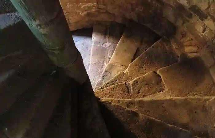 Почему винтовые лестницы в башнях каменных замков делали винтовыми