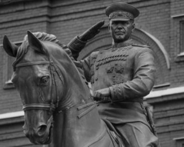 Почему для памятника Георгию Жукову позировала женщина