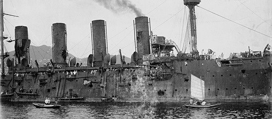 Так выглядел крейсер Россия сразу после боя. Расплавленная и еще дымящаяся броня отчетливо видна на фото.