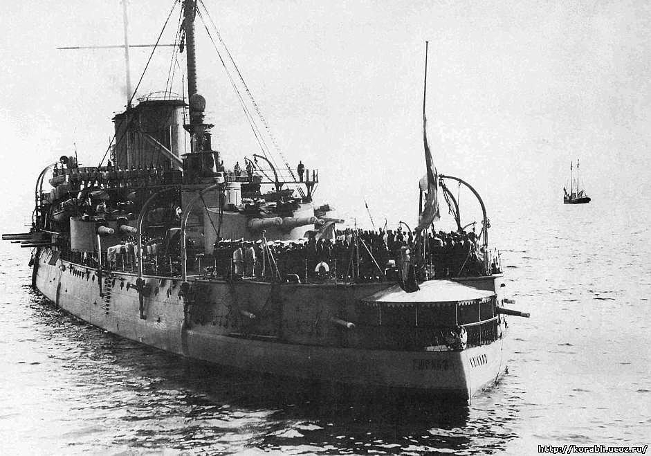 Проект крейсера был предложен Балтийскому заводу адмиралом Шестаковым. На фото запечатлен подъем флага на крейсере.