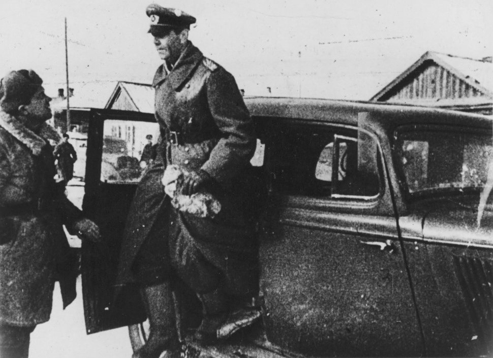 Пленный фельдмаршал Фридрих Паулюс (Friedrich Wilhelm Ernst Paulus, 1890—1957) выходит из автомобиля ГАЗ-М1 в штабе 64-й армии в Бекетовке.