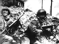 Немецкие автоматчики укрываются за развалинами в разрушенном Сталинграде.