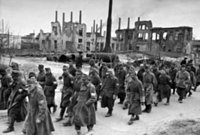 Немецких военнопленных ведут через освобожденный Сталинград. Смотрите, что вы натворили.
