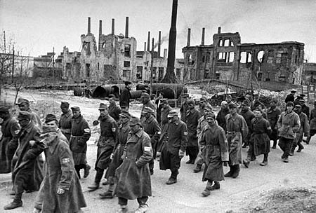 Немецких военнопленных ведут через освобожденный Сталинград. Смотрите, что вы натворили.