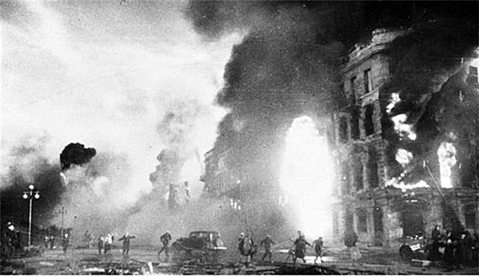 Сталинград в огне и дыму. Но даже в таких условиях люди воевали. Люди защищали свой город и свою землю.