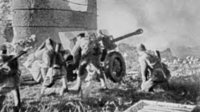 На фотографии артиллерийский расчёт ведёт бои за Сталинград.