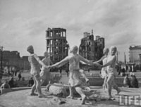 23 августа 1942 года снимок фонтана, чудом уцелевшего после массированной бомбардировки города...