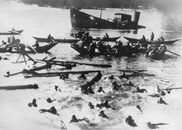На фото видно, как наши войска переправляются через Волгу в Сталинград. Прямо в пекло войны. Не все доплывали до берега.