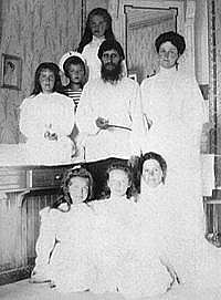 Григорий Распутин с царицей и её детьми