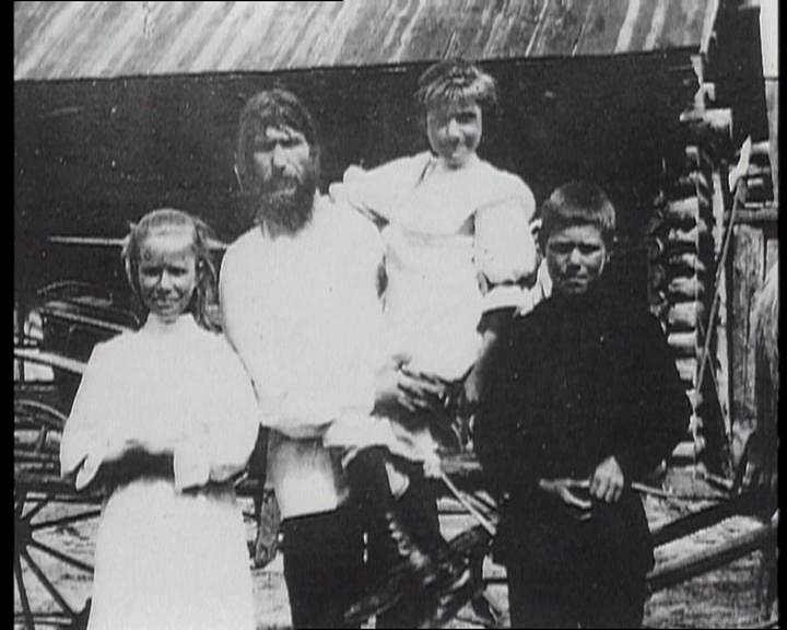 Распутин с детьми в Покровском. Слева дочь Варвара, справа сын Дмитрий. На руках дочь Мария.