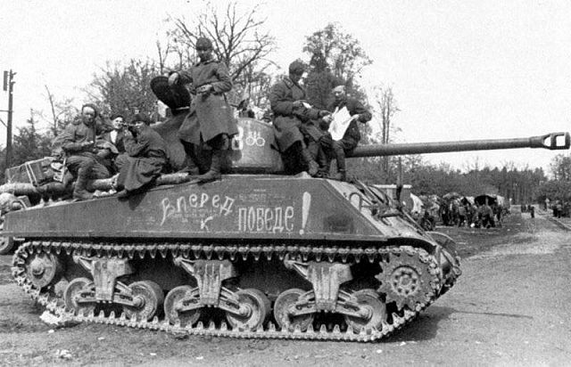 Советские солдаты на ленд-лизовском танке «Шерман»