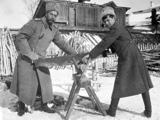 Николай II пилит дрова